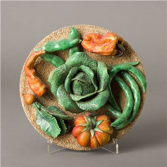 Em cerâmica vidrada das Caldas, decoração relevada e policromada sobre fundo areado, marcada António Alves Cunha - Caldas da Rainha, Séc - Antonio Cunha