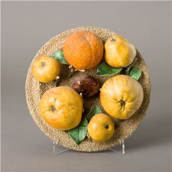 Em cerâmica vidrada das Caldas, decoração relevada e policromada sobre fundo areado, marcada António Alves Cunha - Caldas da Rainha, Séc - Antonio Cunha