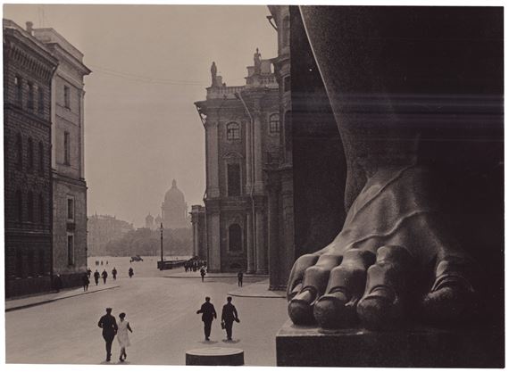 Atlantes. At the entrance to the Hermitage - Boris Ignatovich