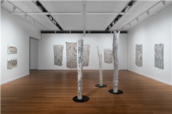 Yalmakany Marawili: Goŋ-Wapitja: the hand that holds the digging stick - Roslyn Oxley9 Gallery