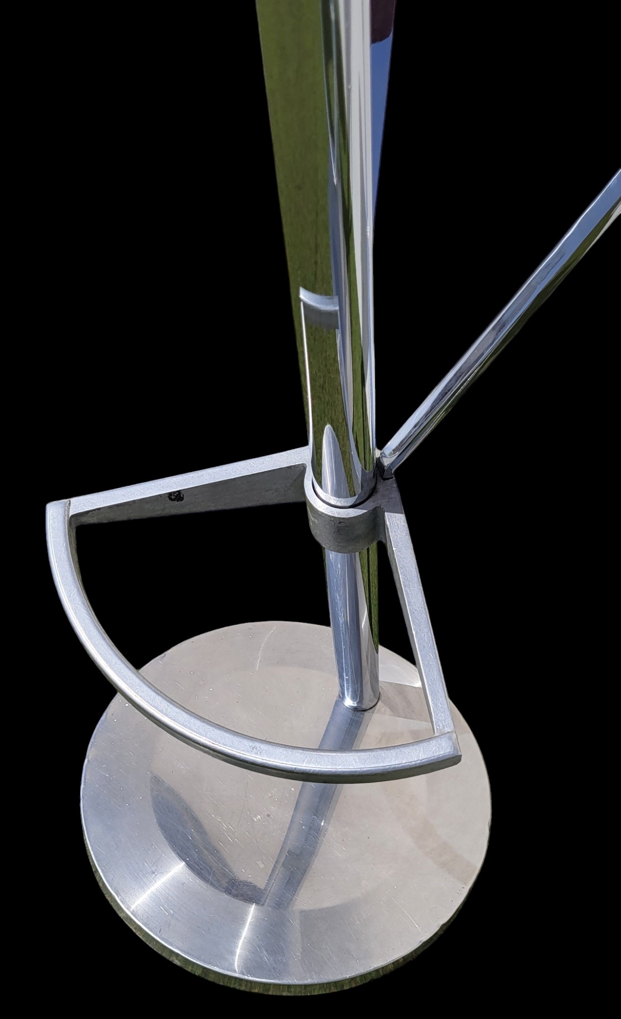 Artwork by Lluís Morillas, Ramón Benedito Graells, Josep Puig i Cabeza, Grupo Transatlántico (Ramón Benedito Graells (Barcelona, 1945), Lluís Morillas (Barcelona, 1958) y Josep Puig i Cabeza (Terrassa, 1955)), para Akaba, S, Made of stainless steel