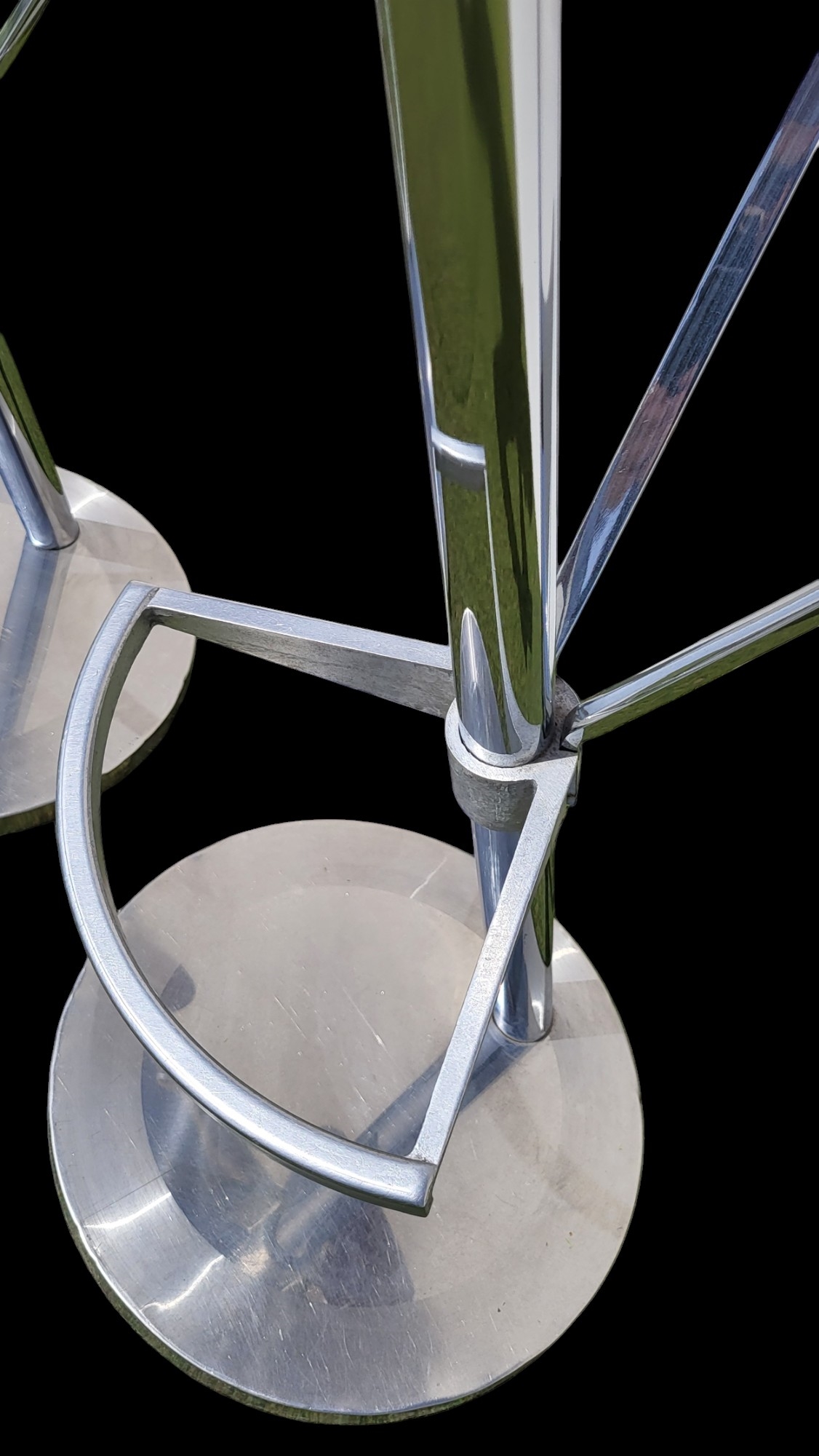 Artwork by Lluís Morillas, Ramón Benedito Graells, Josep Puig i Cabeza, Grupo Transatlántico (Ramón Benedito Graells (Barcelona, 1945), Lluís Morillas (Barcelona, 1958) y Josep Puig i Cabeza (Terrassa, 1955)), para Akaba, S, Made of stainless steel