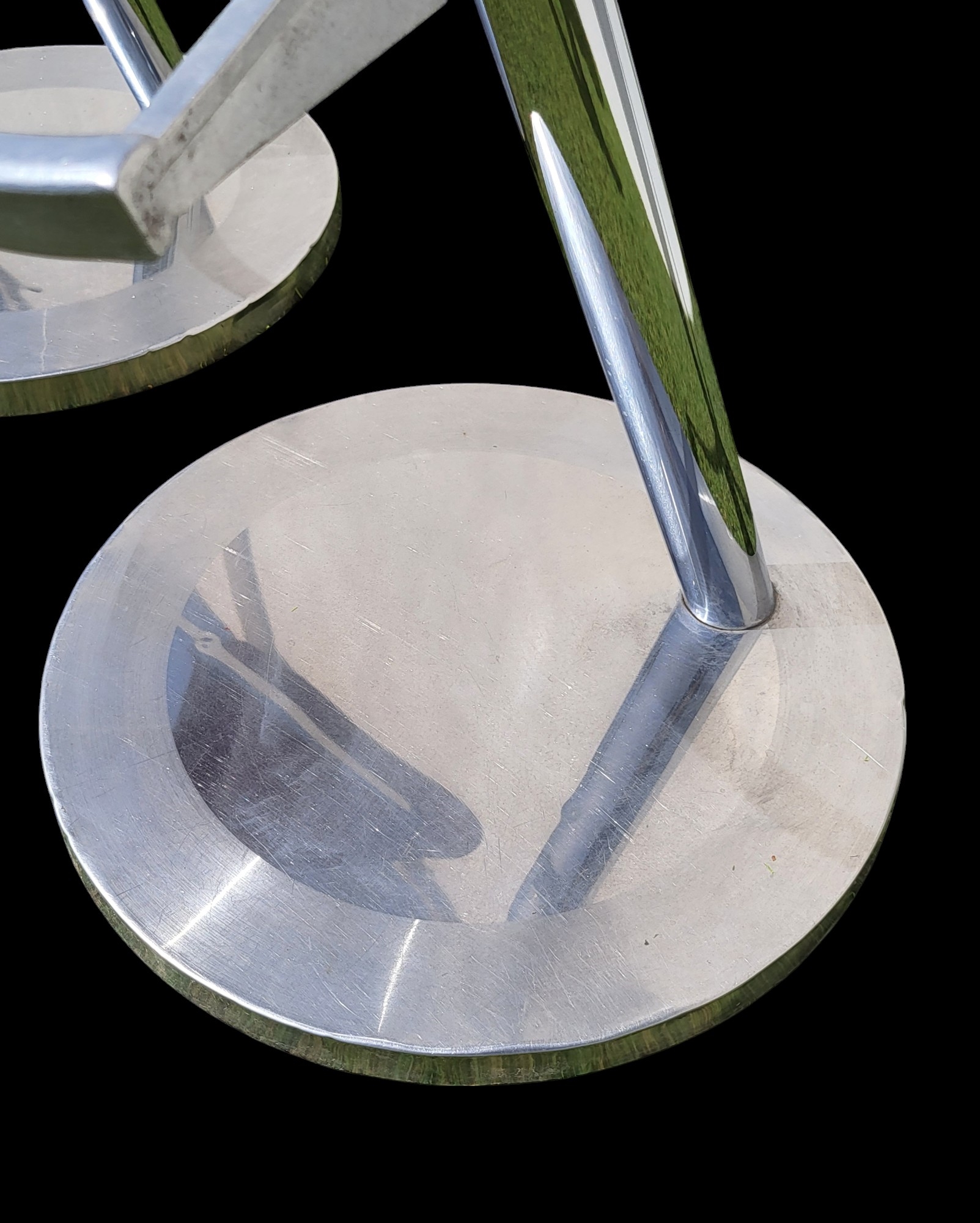 Artwork by Lluís Morillas, Ramón Benedito Graells, Josep Puig i Cabeza, Grupo Transatlántico (Ramón Benedito Graells (Barcelona, 1945), Lluís Morillas (Barcelona, 1958) y Josep Puig i Cabeza (Terrassa, 1955)), para Akaba, S, Made of stainless steel