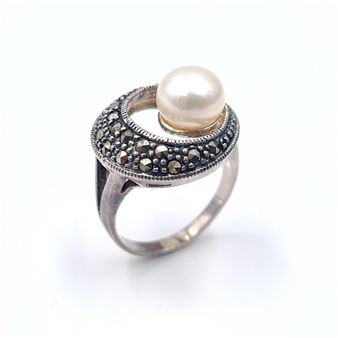 A sterling silver pearl ring with marcasite mount. Size - P - P. Weight
