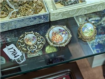 ARCANSAS COSTUME BROOCHES - Elizabeth Reimer