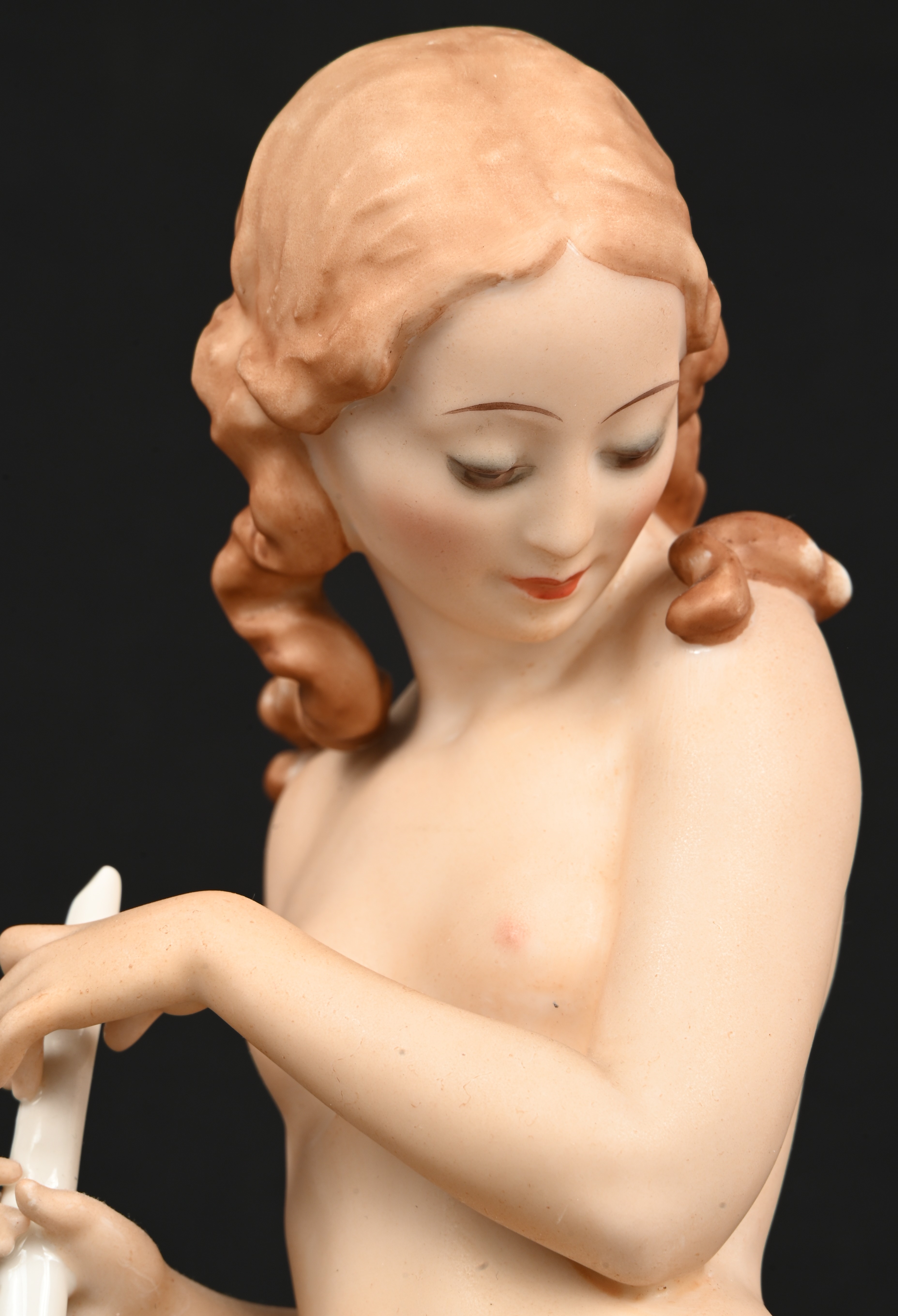 Artwork by Carl Werner Hutchenreuter, Naakt met hoorn”. Een Art Deco, meerkleurig porseleinen beeldje. Ontwerp door Carl Werner, onderaan gemerkt, Made of porcelain figurine