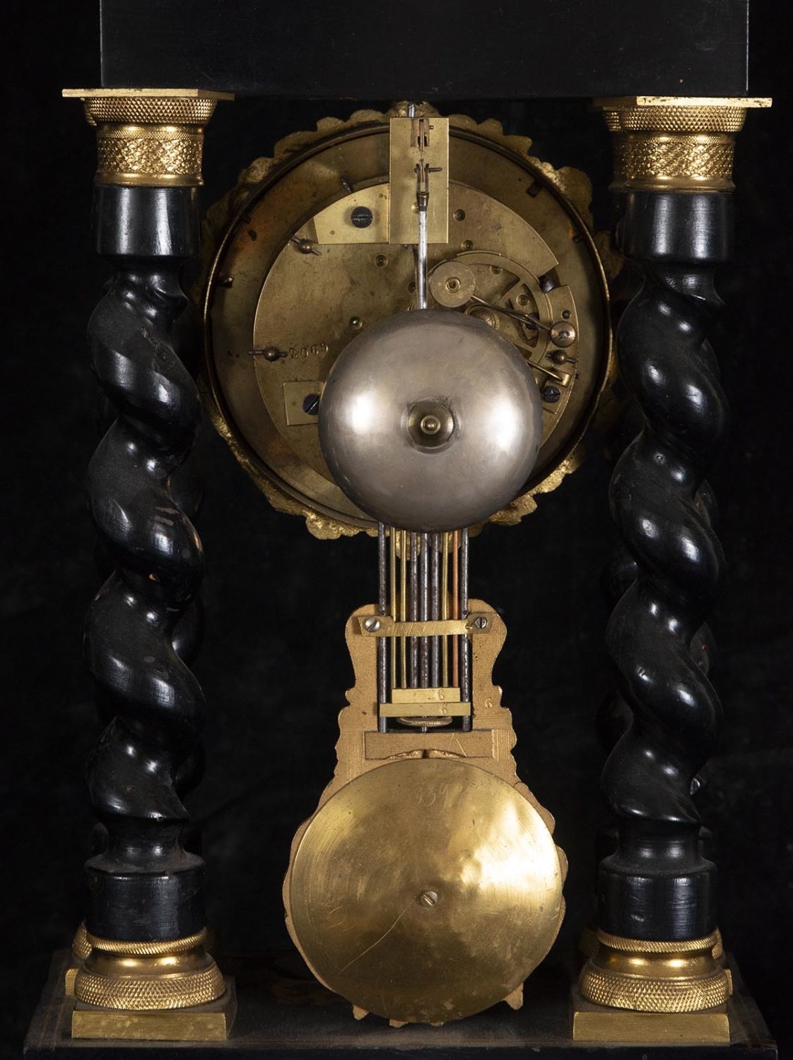 Unknown | Reloj Francés tipo pórtico en marquetería de madera de ébano ...