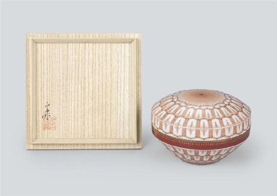 Lidded container with design of flower in overglaze enamel - Masayasu Mitsuke