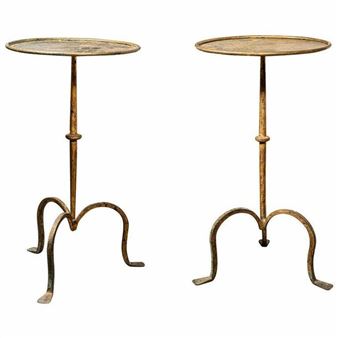 Paire de guéridons modèle «Dani»en fer forgé doré à la feuille d - Henri Pouenat