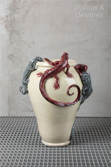 Francesco MOLARONI in Pesaro Rare cream enameled ceramic baluster vase with applique decoration of four two-tone salamanders - Francesco Molaroni