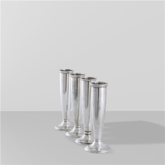 KRUPP BERNDORF - PAIRE DE PLATS EN MÉTAL ARGENTÉ ARMOIRIES