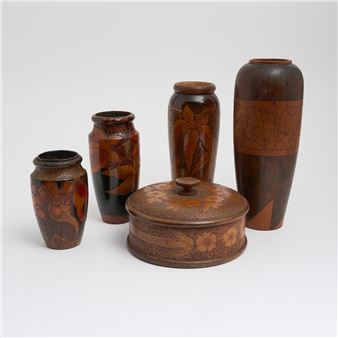 FIVE EXAMPLES OF AUSTRALIAN HUON PINE POKER WORK INCLUDING FOUR VASES AND A LIDDED BOWL H.30CM - Peter Gorring