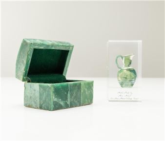 An Alex Arbell art glass jug sealed in resin (H:9cm) together with green stone paneled trinket box (W:8.5cm) - Alex Arbell