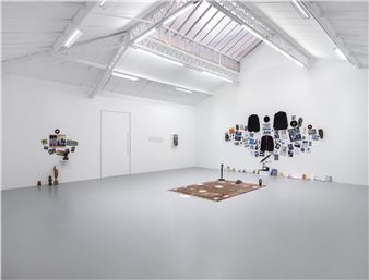 Georges Adéagbo: Ma personne de Georges Adéagbo - Galerie Kamel Mennour, Paris (rue du Pont de Lodi)
