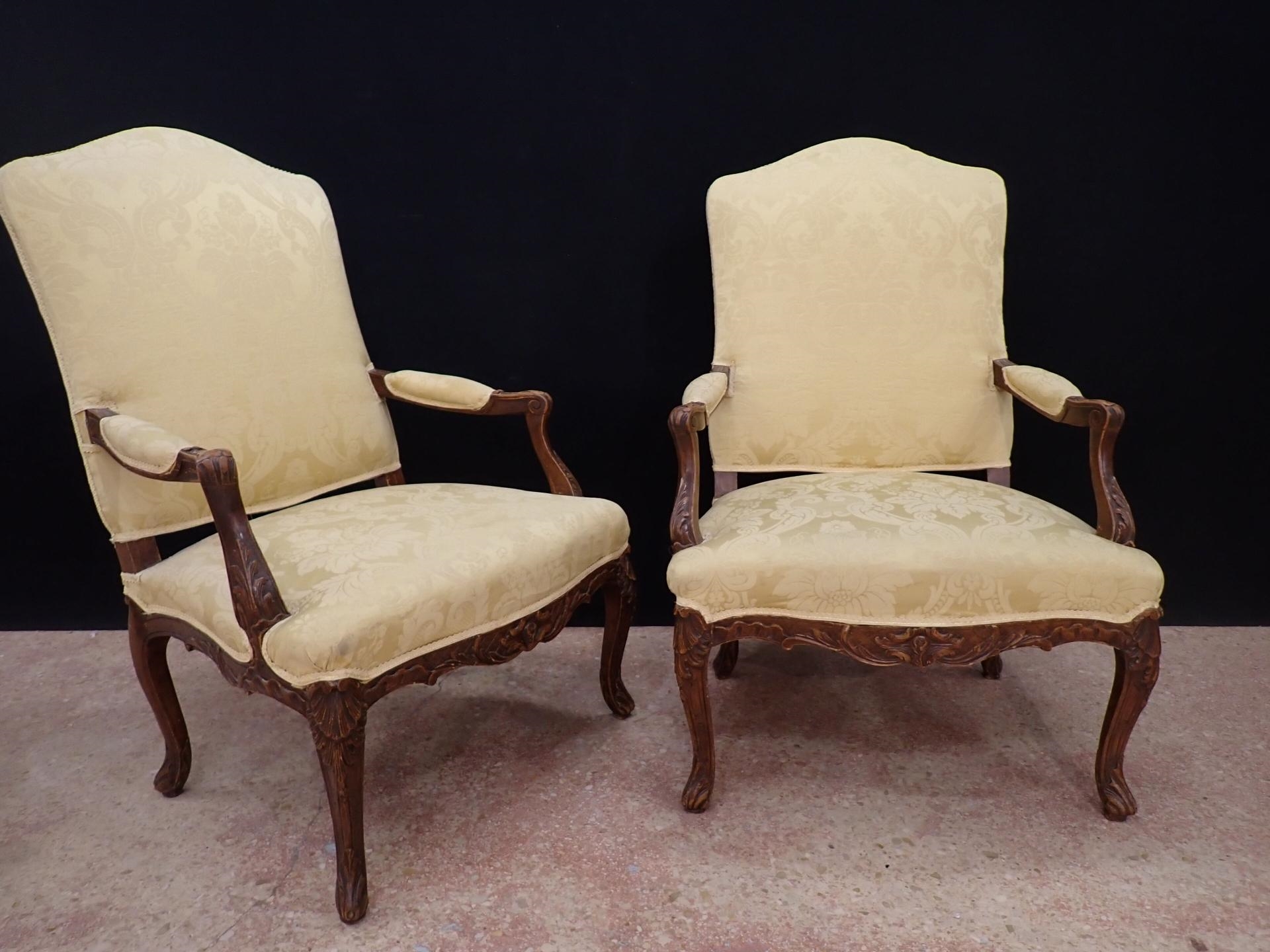 Naturel | Paire de fauteuils de style Régence en bois naturel sculpté ...
