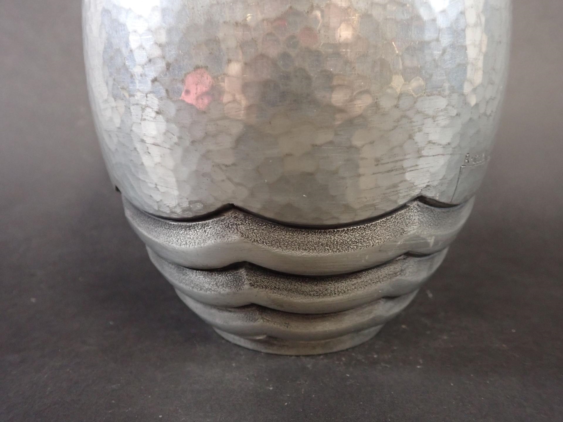 René Delavan | Etain d'Art Vase en étain martelé en partie haute et ...