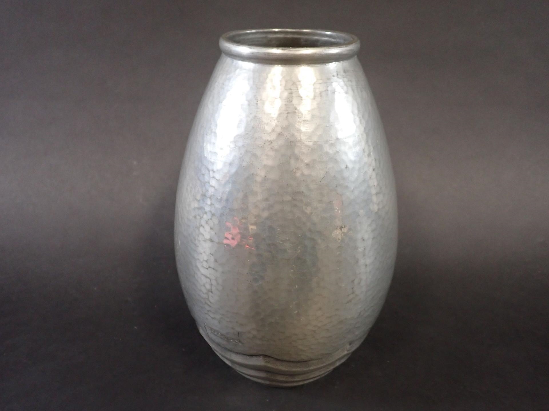 René Delavan | Etain d'Art Vase en étain martelé en partie haute et ...