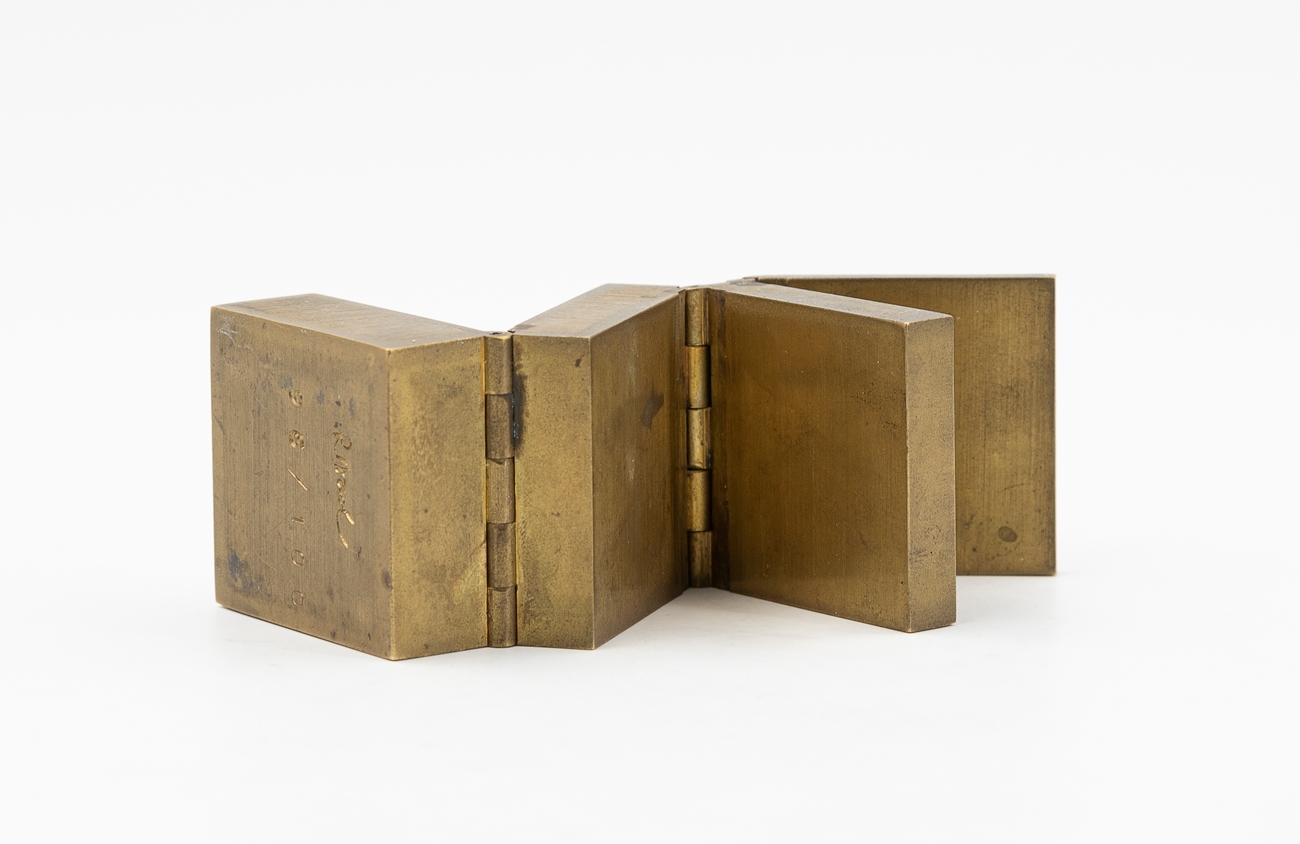 Artwork by Rudi Wach, Senza Titolo, Made of bronze