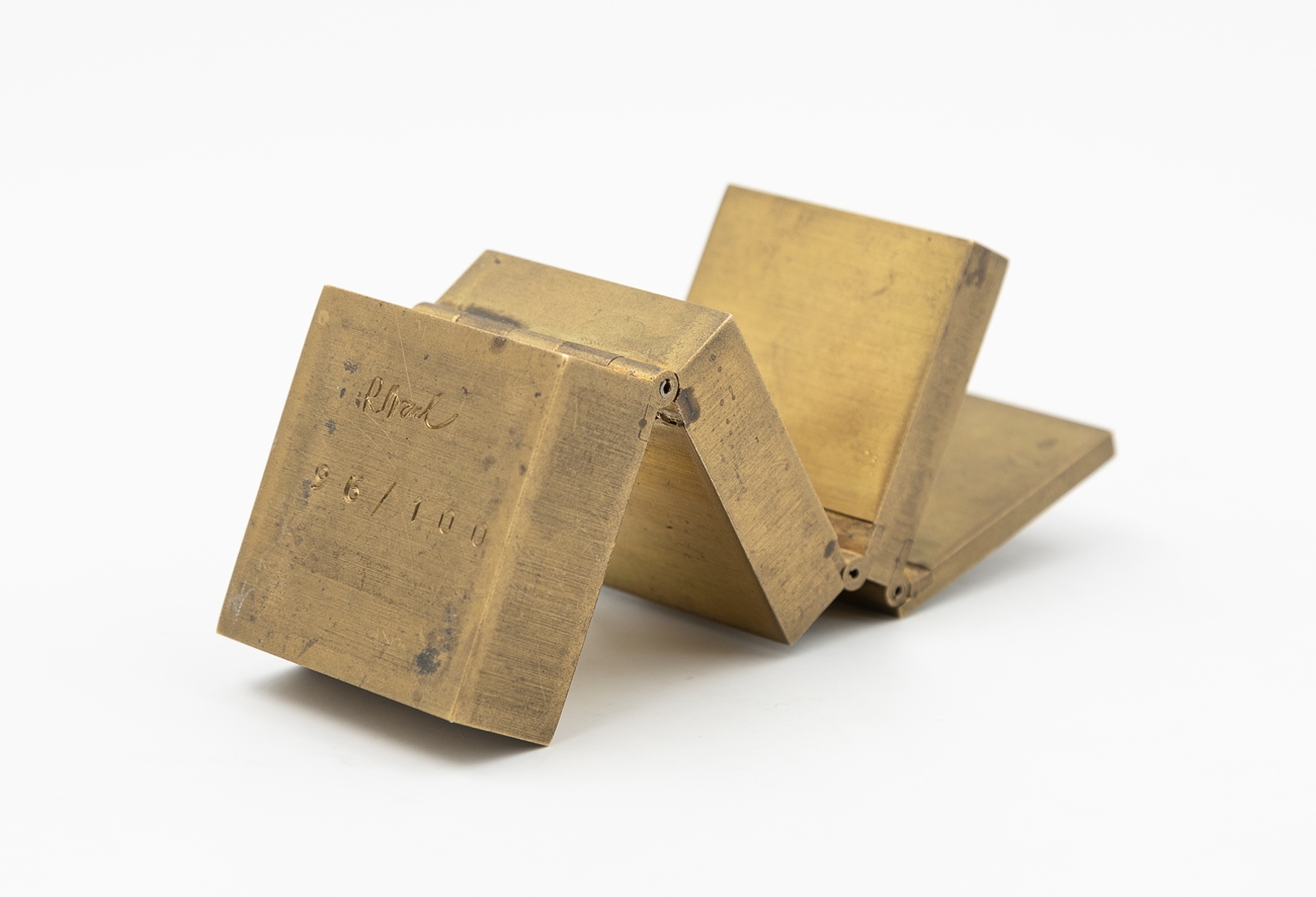 Artwork by Rudi Wach, Senza Titolo, Made of bronze