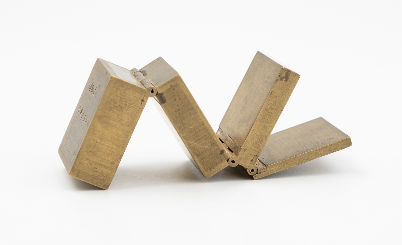 Artwork by Rudi Wach, Senza Titolo, Made of bronze