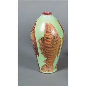 Jarrón en cerámica esmaltada con decoración de peces, firmado J - J. Serra