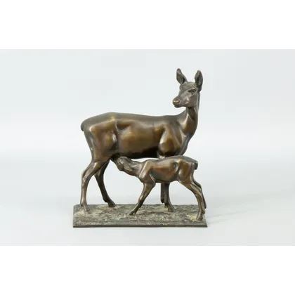 Een beeld van hinde met jong - Oskar Pflug