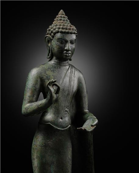 A LARGE BRONZE FIGURE OF BUDDHA, MON-DVARAVATI PERIOD, 8TH - Thai School, 8th Century