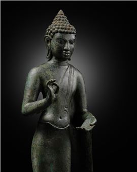 A LARGE BRONZE FIGURE OF BUDDHA, MON-DVARAVATI PERIOD, 8TH - Thai School, 8th Century