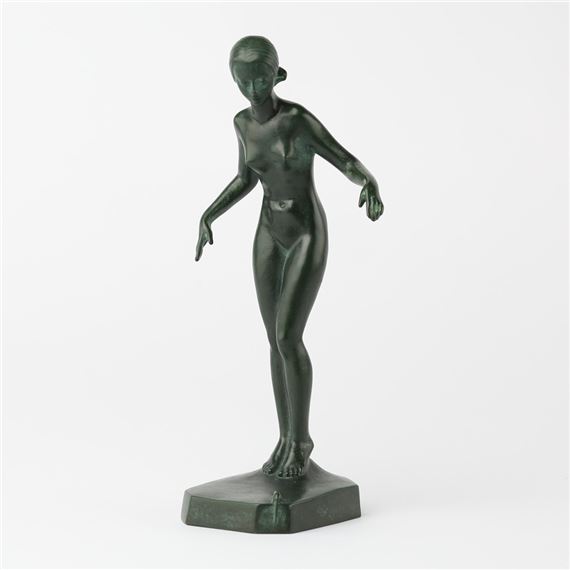 Stående kvinna by Carin Nilsson, 1933