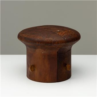 A timber sectional hat block (H:16-Dia:23cm - Block