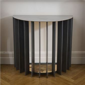 Half-moon console in patinated steel, the base formed by fourteen radiating fins (minor wear) - F. Robichez