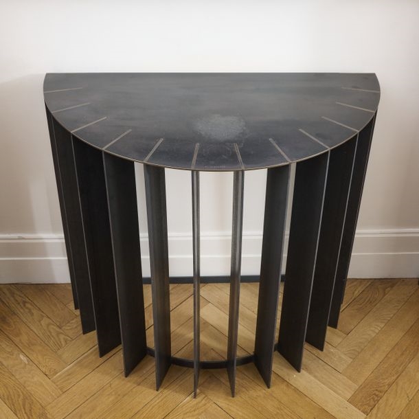 Artwork by F. Robichez, Half-moon console in patinated steel, the base formed by fourteen radiating fins (minor wear), Made of patinated steel
