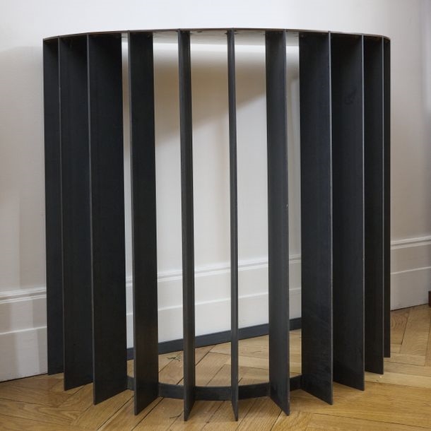 Artwork by F. Robichez, Half-moon console in patinated steel, the base formed by fourteen radiating fins (minor wear), Made of patinated steel