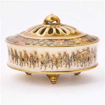 Of compressed cylindrical from, the body supported by three legs, and surmounted by a vented cover - Fuzan Ryun