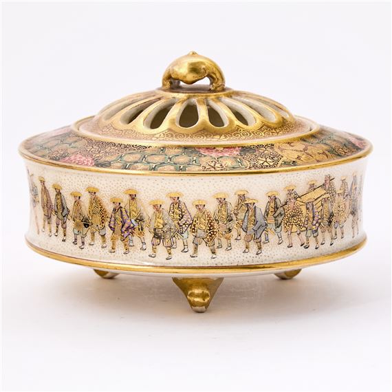 Of compressed cylindrical from, the body supported by three legs, and surmounted by a vented cover - Fuzan Ryun