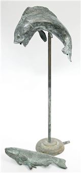 Zwei Fischskulpturen als Wasserspeier, einmal auf Ständer - Christina Hanf