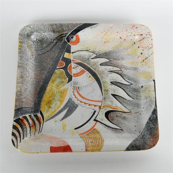 Important plat creux rectangulaire en céramique à décor peint de poisson stylisé dans les tons jaune by Laurent Buffat