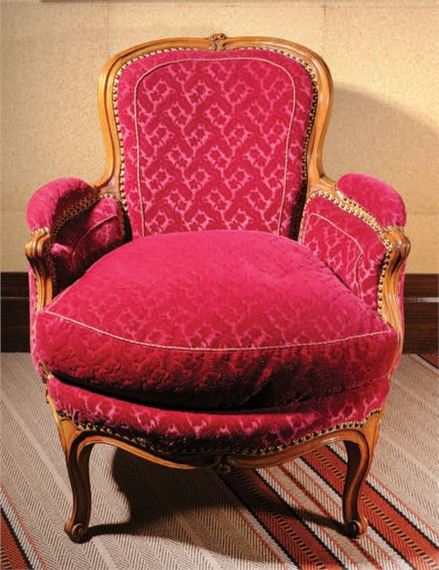 Natural wood molding and carving. Cambered, ribbed legs ending in scrolls. The curved front crosspiece is centered, like the top of the backrest, by a double accolade. Whiplash-backed armrests. Stamped on the rear crosspiece "N.HEURTAUT" Nicolas Heurtaut - Nicolas Heurtaut
