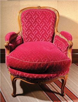 Natural wood molding and carving. Cambered, ribbed legs ending in scrolls. The curved front crosspiece is centered, like the top of the backrest, by a double accolade. Whiplash-backed armrests. Stamped on the rear crosspiece "N.HEURTAUT" Nicolas Heurtaut - Nicolas Heurtaut