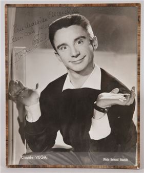 CLAUDE VEGA (1930/2022): An autographed photo of this famous - Lot 577 - Bernard Vauclair
