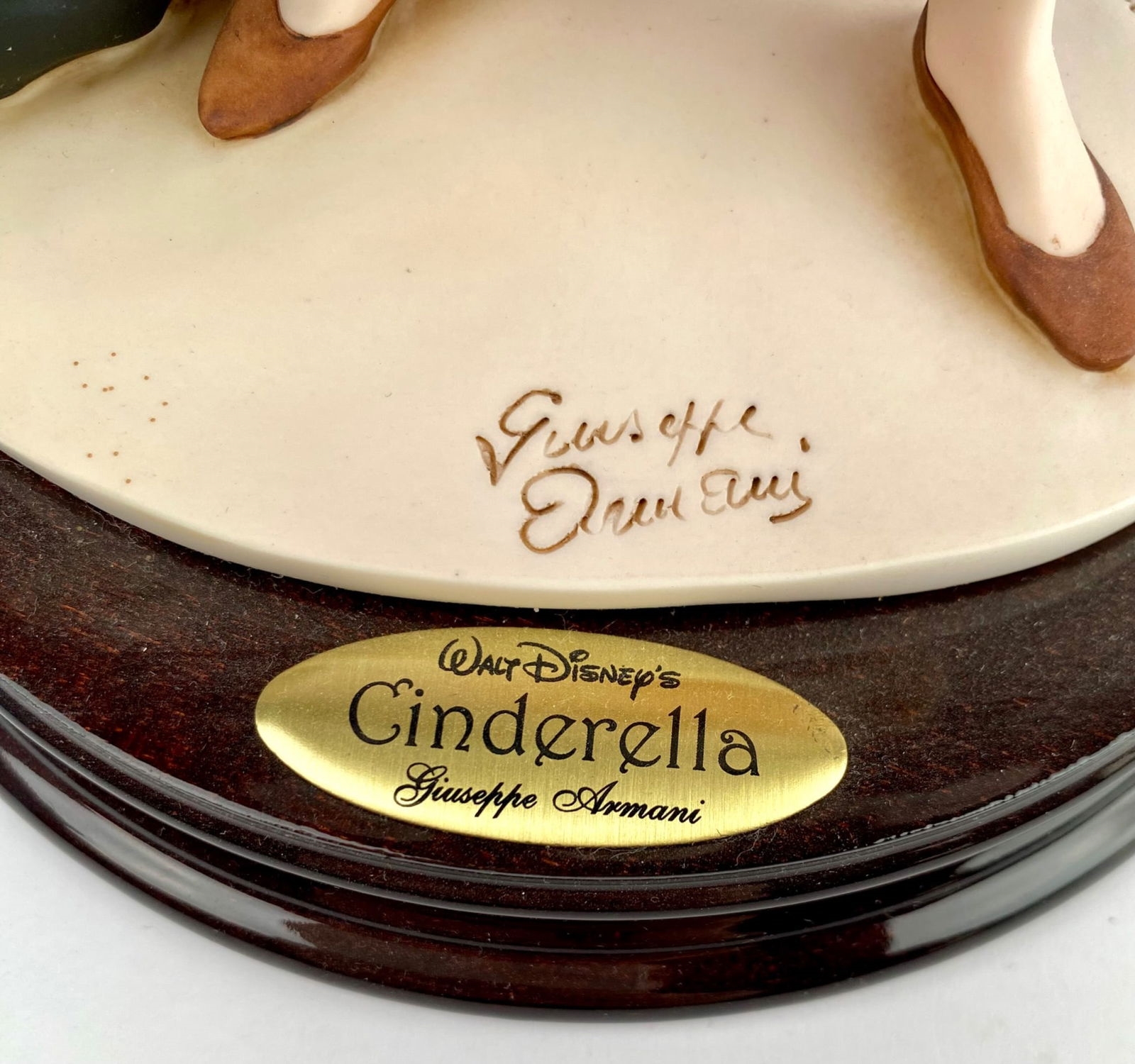 Artwork by Giuseppe Armani, Florence Disney Cinderella by Giuseppe Armani (COA Original Box), Made of painted porcelain mounted