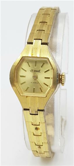 A Vintage Ladies Ingersoll 15 Jewel Manual Wind