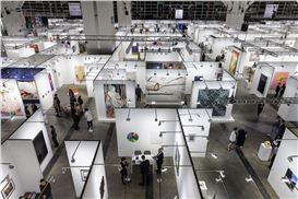 The Best Booths at Art Basel Hong Kong 2025, from a Gold-Digging Video Game to Extravagant Installations