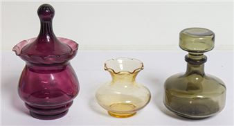 Three small coloured glass pieces - Depose