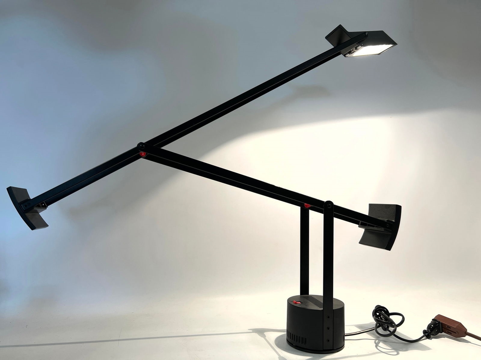 Richard Sapper | Italian Postmodern Artemide Richard Sapper Tizio Lamp ...