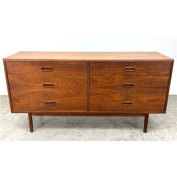 Jack Cartwright for Founders Mid-century modern Walnut Dresser Chest. Inset molded oval flush pulls by Jack Cartwright