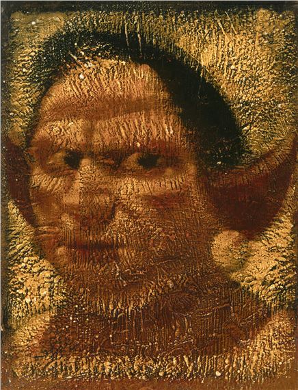 Kopf einer herausblickenden Frau