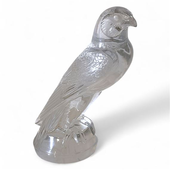 LALIQUE France Faucon, le modèle créé en 1925 by René Lalique, 1925