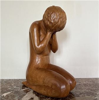0) Jeune femme agenouillée Sculpture en bois monoxyle, signée H.: 33 cm - Raymond Boterf