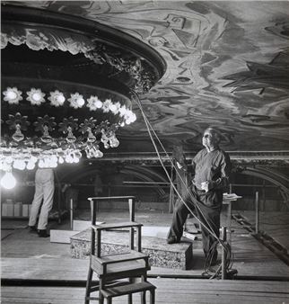 André Masson painting the ceiling of the Odéon theater - Hélène Roger Viollet